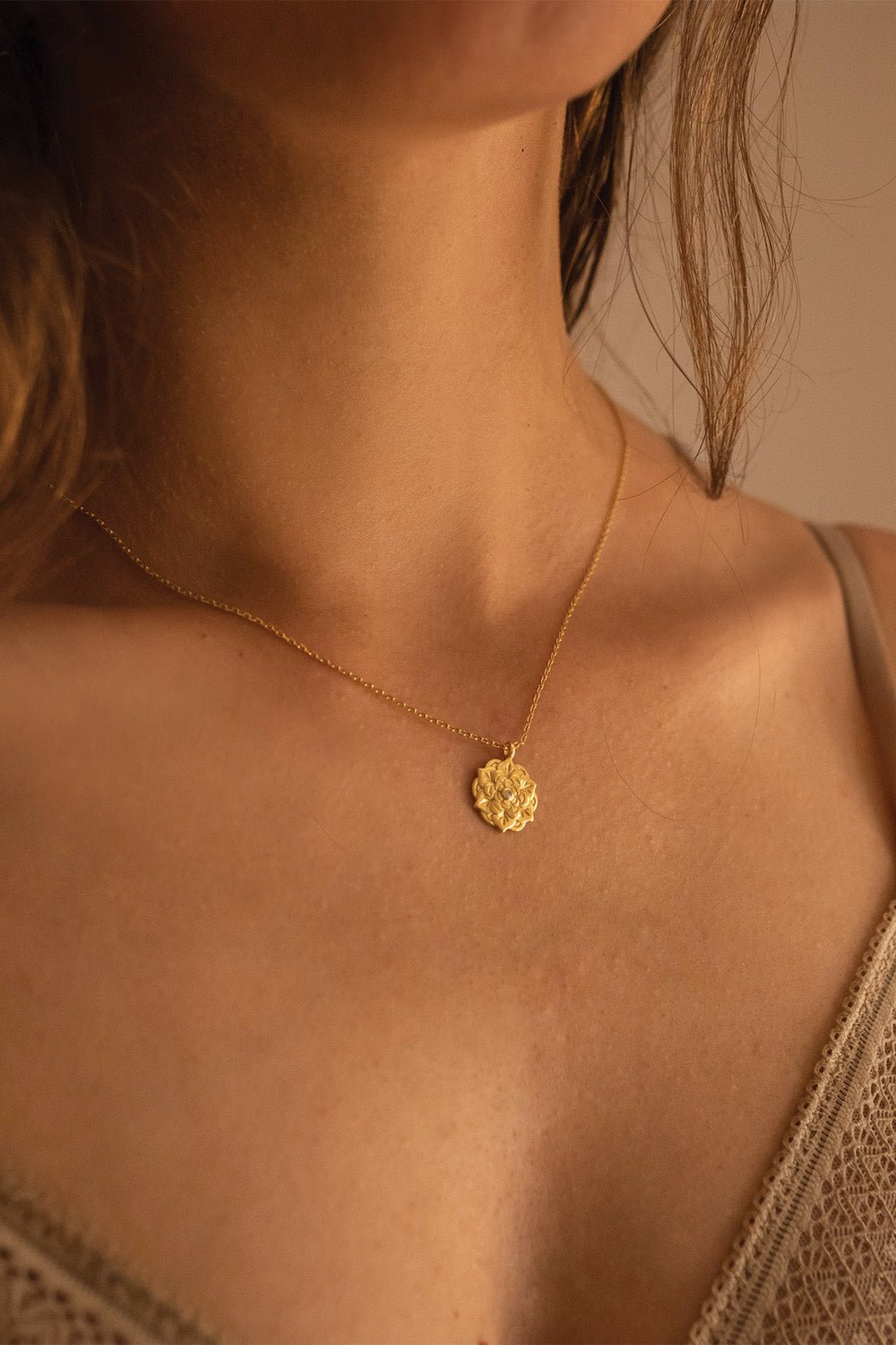 Chunky 14K Gold Lotus Necklace Layered Gold Chain Coin Medallion Mens Disc Long Necklace Pendant Link Chain Necklace for Women Elk Bloom